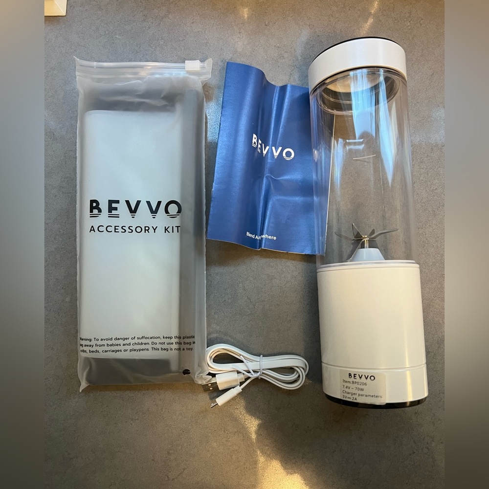 Portable and rechargeable blender